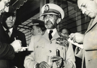 The Emperor of Ethiopia Haile Selassie with journalists, 1930s PUBLICATIONxNOTxINxITA
