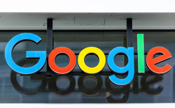 Logo von des US-amerikanischen Technologieunternehmens Google in Zürich. Google gehört zur Dachgesellschaft Alphabet. (Z
