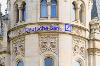 Deutsche Bank Emblem Filiale Verwaltung Hannover Georgplatz - gesehen am 05.04.2024 *** Deutsche Bank emblem branch admi