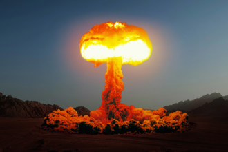 Schreckliche Explosion einer Atombombe mit einem Pilz in der Wüste. Wasserstoffbombentest. Nukleare Katastrophe. Kernpil