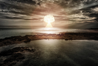 atomare Explosion ueber dem Ozean, Composing nuclear mushroom over the sea, composing BLWS613056 Copyright: xblickwinkel