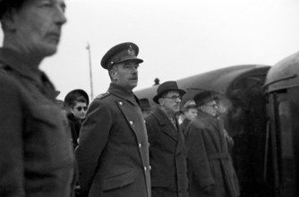 General Brian Robertson Brian Robertson, britischer General und 1st Baron Robertson of Oakridge (2. v. l.), bei einem Be