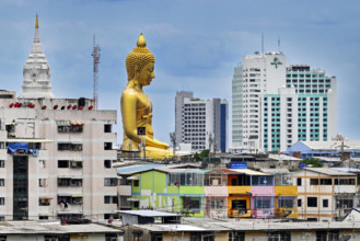 Buddha Statue umgeben von Häusern, Bangkok, Thailand, Asien, 08.06.2024 *** Buddha statue surrounded by houses, Bangkok,