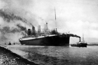 The Titanic leaving Belfast April 1912 Mono Print !AUFNAHMEDATUM GESCHÄTZT! UnitedArchives1268016