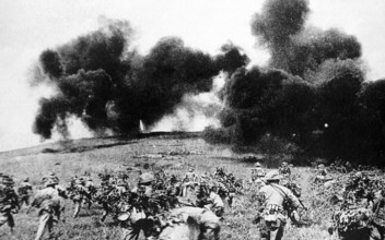 RECORD DATE NOT STATED Vietnam: Viet Minh forces advancing against a French position, Dien Bien Phu, May 1954 The import