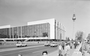 Berlin-Mitte zu DDR-Zeiten Der Palast der Republik am historischen Lustgarten und Schlossplatz und der Berliner Fernseht