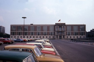 Berlin GER Berlin ca 1976 Stadtansicht Staatsratsgebäude mit Rest des gesprengtsn Stadtschloss