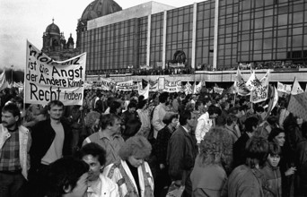 Archivfoto vom 04.11.1989 , Berlin-Mitte, der Marsch der ca. 500 000 Berliner ueber Marx-Engels-Platz, Palast der Republ