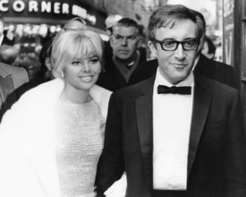 Peter Sellers and Britt Ekland at the stage premiere of Funny Girl 1966, PUBLICATIONxINxGERxSUIxAUTxONLY Copyright: xRo