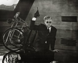 Peter Sellers, Dr. Strangelove or: How I Learned to Stop Worrying and Love the Bomb 1964 Columbia PUBLICATIONxINxGERxSU