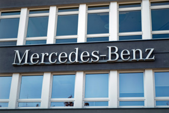 Schriftzug der Automarke Mercedes Benz an der Fassade eines Gebäudes *** Logo the Car brand Mercedes Benz to the Facade