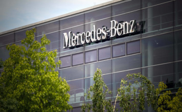 Autohaus Werbeschrift Mercedes-Benz Werbung weisser Schriftzug an dem Gebäude der Mercedes-Benz Niederlassung Arnulfstra