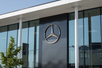 Autohaus von Mercedes-Benz Detail eines Autohauses des Automotive Herstellers Mercedes-Benz Copyright: xZoonar.com/Klaus