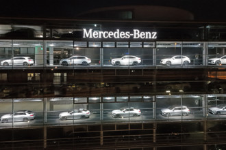 Mercedes Benz Autohaus in Muenchen,Arnulfstrasse, bei Nacht,Nachtaufnahme.auseen, Geabeude,Autohaeuser,Auto,Autos,Automo