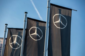 Mercedes Benz Filiale Flaggen mit Mercedes Stern vor blauen Himmel Mercedes Benz ist eine Unterneh