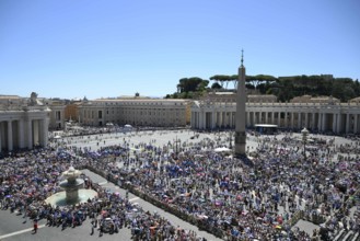 ITALY - POPE LEO XIV ADDRESSES THE CROWD FROM THE WINDOW OF THE APSOSTOLIC PALACE OVERLOOKING ST PETER'S SQUARE DURING THE ANGELUS PRAYER IN THE VATICAN  - 2025/6/29
