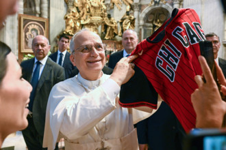 ITALY - POPE LEO XIV  GREETS FAITHFUL AT THE END OF A MASS CELEBRATED BY CARDINAL LUIS ANTONIO TAGLE IN ST PETER'S BASILICA ON THE OCCASION OF THE YOUTH JUBILEE AT THE VATICAN   AT  THE  VATICAN - 202...