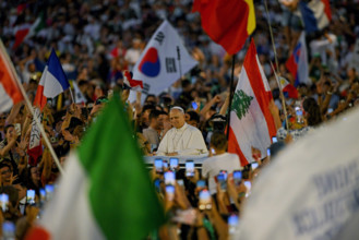 ITALY - POPE LEO XIV  GREETS FAITHFUL IN ST PETER'S SQUARE AT THE END OF A WELCOME MASS FOR THE YOUTH JUBILEE AT THE VATICAN - 2025/7/29