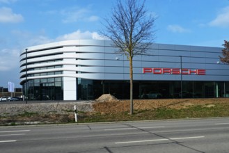 Porsche Zentrum Regensburg, Neueröffnung im März 2024. Beim Standort-Neubau investierte die Jepsen - Gruppe bzw Jepsen A