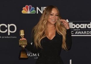 LAS VEGAS, NEVADA - MAY 01: Mariah Carey poses with the Icon Award in the press room during the 2019 Billboard Music Aw