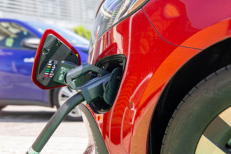 Mercedes EQV 300 an einer Ladestation in Ludwigshafen am Rhein *** Mercedes EQV 300 at a charging station in Ludwigshafe