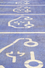 Vier Parkplätze für E-Autos zum Strom laden, Piktogramme *** four Parking spaces for e Cars to Electricity load, Pictogr