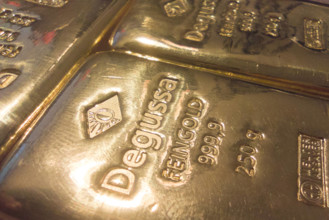 Deutschland, 04.08.2024: 250-Gramm-Goldbarren von Degussa *** Germany, 04 08 2024 250 gram gold bar from Degussa Copyrig