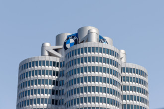 München, Deutschland - 14. Juni 2025: Nahaufnahme des Gebäudes der BMW-Zentrale in München mit seinem einzigartigen Vier
