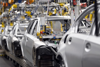 Autos in der Fertigung beim Werksrundgang von Bundeskanzler Olaf Scholz (SPD) im BMW Group Werk München. (Themenbild, Sy