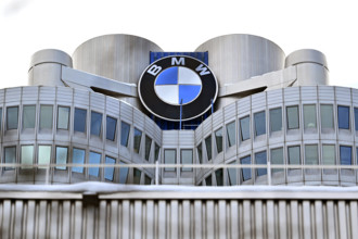 BMW-Logo am BMW-Turm beim Werksrundgang von Bundeskanzler Olaf Scholz (SPD) im BMW Group Werk München. (Themenbild, Symb