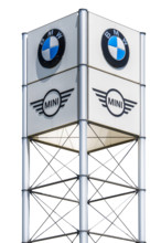 Firma BMW MINI Firmenschild und Werbeschild der Firma BMW MINI, isoliert über weißem Hintergrund *** BMW MINI company si