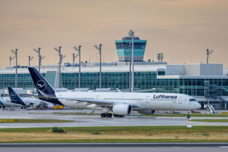 Abendlicher Flugbetrieb auf Start- und Landebahn des Muenchner Flughafens, Oberding, 15.07.2025