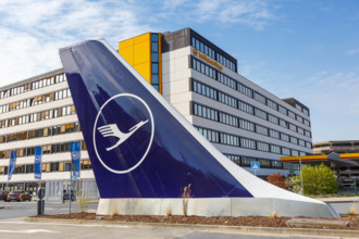 Frankfurt, Deutschland - 7 April 2020: Lufthansa Zentrale Hauptsitz mit Leitwerk auf dem Flughafen Frankfurt (FRA) in De