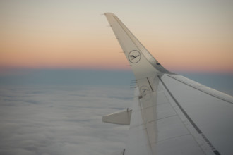 Anflug mit einem Airbus A320 der Deutschen Lufthansa auf den Flughafen BER Berlin-Brandenburg Willy Brandt. Foto: Volker