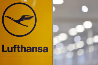 Eine Werbung für Lufthansa am Köln Bonn Airport. Die Lufthansa AG betreibt unter der Marke Deutsche Lufthansa, auch Luft