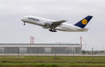 08.10.2023, Airport München, Flugbetrieb am Airport München Fanz Josef Strauss, Startbahn Süd, Eine Passagiermaschine de