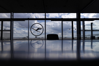Impression vom menschenleeren Köln Bonn Airport, an dem es während der Coronakrise zu extremen Flugausfällen kommt. Köl