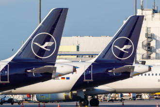 Frankfurt, Deutschland, 27. Mai 2020: Airbus Leitwerke der Lufthansa mit dem Kranich Logo auf dem Flughafen Frankfurt (