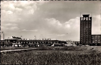 Rüsselsheim, Blick auf das Opelwerk mit Opelturm, Hochhaus, Bahnhof !AUFNAHMEDATUM GESCHÄTZT!