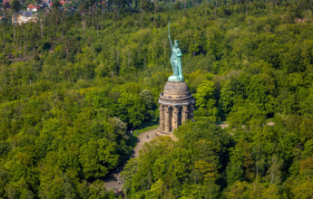 Luftbild, Hermannsdenkmal, kulturelle Statue des Cheruskerfürsten, nach Entwürfen von Ernst von Bandel, Teutoburger Wald