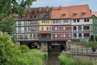 Blick auf die KrŠmerbrŸcke in Erfurt Ð das berŸhmteste Wahrzeichen der Stadt und einzige vollstŠndig bebaute und bewohnte BrŸcke nšrdlich der Alpen. *** View of the KrŠmerbrŸcke in Erfurt - the city's...