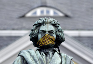 DEU , DEUTSCHLAND : Waehrend der Corona-Krise / Corona-Pandemie traegt auch die Beethoven-Statue in Bonn einen Mundschu