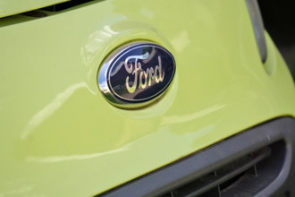 Ford Motor Company, Autohersteller, Firmenlogo an einem hellgrünen Auto *** Ford Engine Company, Car manufacturer, Compa