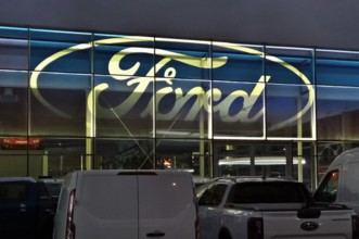 Ford Autohaus, KFZ Handel mit Auto-Werkstatt. Die Ford-Werke GmbH ist eine Tochtergesellschaft der US-amerikanischen For