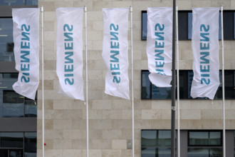 Das Logo der Firma Siemens am Standort des Unternehmens in Erlangen. Das durch Abspaltung von Siemens entstandene Untern