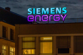 Unternehmen in Franken Beleuchteter Schriftzug Siemens energy der Siemens Energy AG am Standort Nürnberg bei Nacht. Nürn