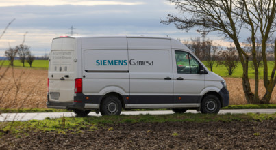 14.02.2024, Deutschland, Sachsen, Energieversorgung, Energie, Windkraftanlagen, Windräder, Transporter von Siemens Games