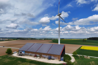 Windkraftrad .Windrad auf der Schwaebischen Alb bei Neu Ulm entlang der Autobahn A8. Siemens Gamesa Windrad,Windkraft,Wi