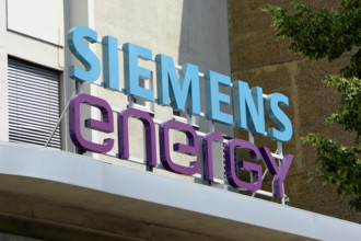 10 . 06 . 2021 , Berlin / Moabit : Mitarbeiter des Berliner Gasturbinenwerkes Siemens Energy demonstrieren gegen den Ab