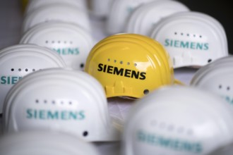 Siemens Deutschland, Germany, Berlin, 02.03.2017 Logo der Siemens AG auf einem gelben Schutzhelm im Siemens-Gasturbinenw